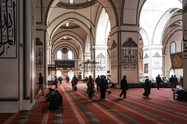 Vista interior de Ulucami o la Gran Mezquita en estilo islámico Bursa decoración antigua y caligrafía árabe obras de arte —  Fotos de Stock