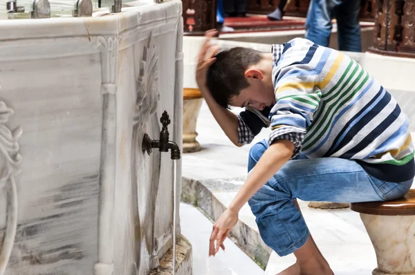 Ulucami veya Bursa İslami tarzı antika dekorasyon ve Arapça hat sanat Ulu Cami'nin iç görünüm — Stok fotoğraf