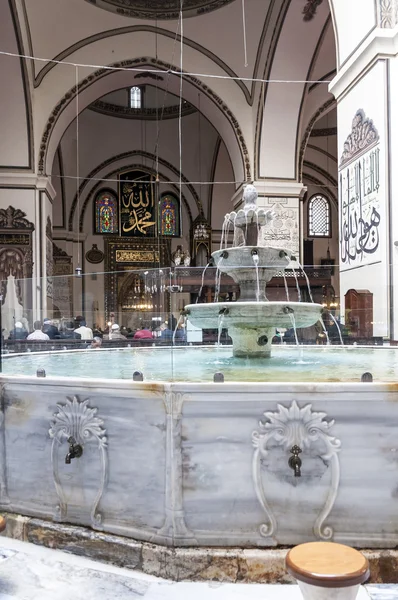 Vue de l'intérieur d'Ulucami ou de la Grande Mosquée à Bursa décoration antique de style islamique et des œuvres de calligraphie arabe — Photo