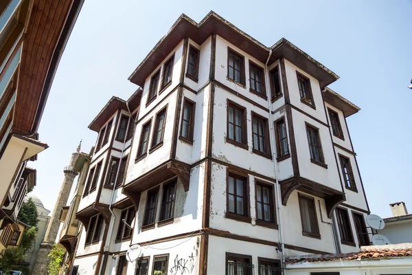 Casas de madeira otomanas tradicionais em Bursa, Turquia — Fotografia de Stock