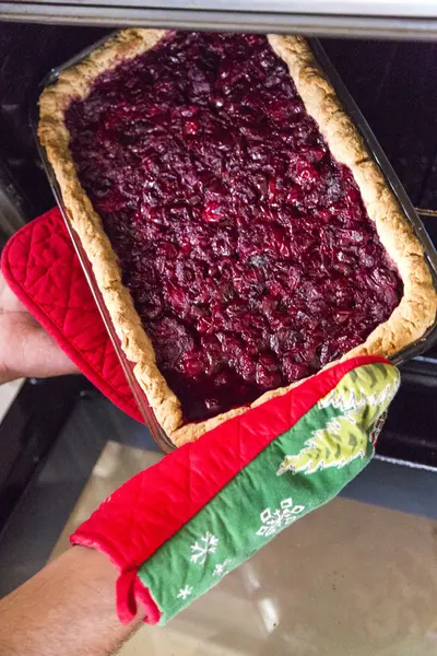 Tarta de cereza casera de cerca, deliciosa tarta con cerezas frescas — Foto de Stock