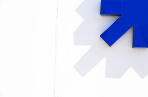 Flèche Bleue Sur Fond Blanc Prise Vue Abstraite Minimale — Photo