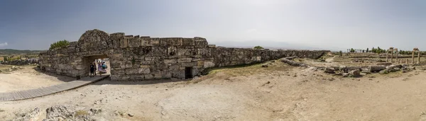 Ruïnes van Hiërapolis, de oude site gelegen in Pamukkale, Denizli, Turkije. — Stockfoto