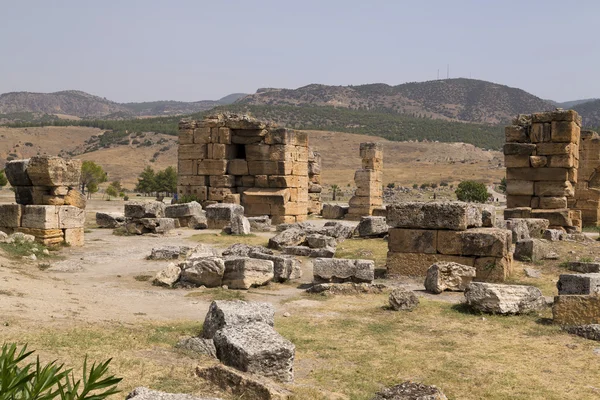 Ruinen von Hierapolis, der antiken Stätte in Pamukkale, Denizli, Türkei. — Stockfoto