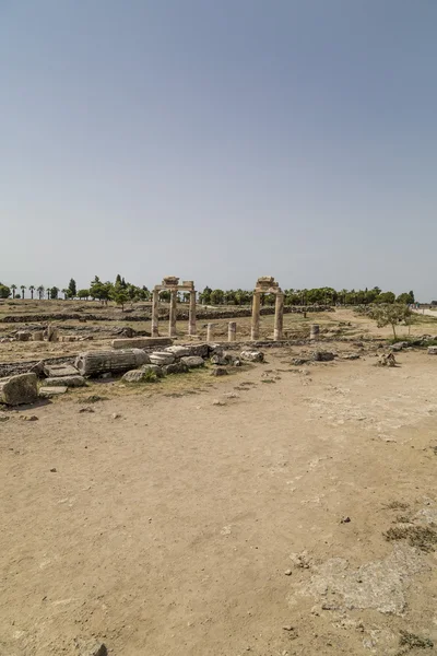 Ruinas de Hierápolis, el sitio antiguo ubicado en Pamukkale, Denizli, Turquía — Foto de Stock