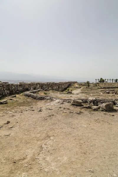 Ruinerna av Hierapolis, den antika platsen ligger i Pamukkale, Denizli, Turkiet — Stockfoto