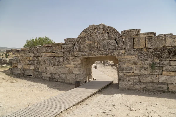 Ruinas de Hierápolis, el sitio antiguo ubicado en Pamukkale, Denizli, Turquía — Foto de Stock