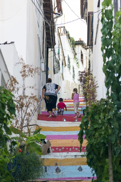 Família caminhando até um stai colorido — Fotografia de Stock