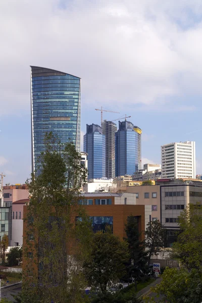 Gayrettepe distrito de Zicirlikuyu no lado europeu de Istambul. A área é um centro de negócios com torres e estações de intercâmbio de transporte . — Fotografia de Stock