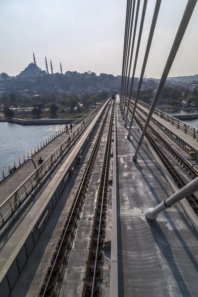 Detail von der istanbul U-Bahn-Brücke über Kelch oder goldenes Horn, Truthahn — Stockfoto