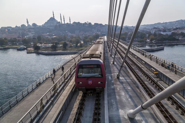 Detail van Istanbul Metro brug over Halici of Golden Horn, Turkije — Stockfoto