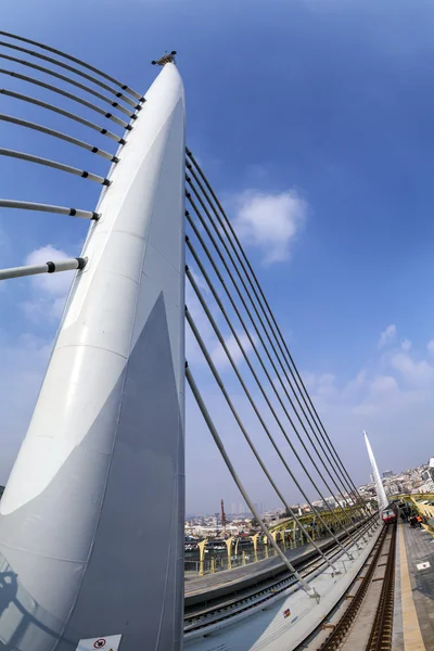 Gyllene hornet eller Halic och Golden Horn Bridge tunnelbanestationen i Istanbul, Turkiet — Stockfoto