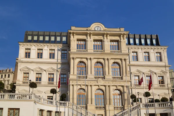 Vue extérieure du bâtiment municipal de Beyoglu situé sur la place Sishane — Photo