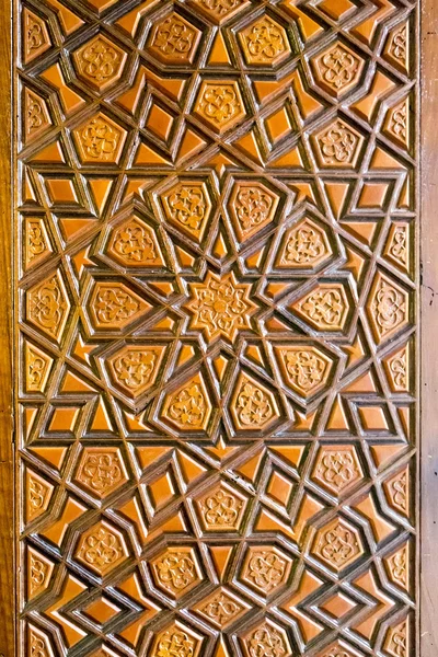 Islamic geometric stars motif pattern, carved on the surface of an old wooden door. — Stock Photo, Image