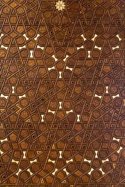 Islamic geometric stars motif pattern, carved on the surface of an old wooden door. — Stock Photo, Image