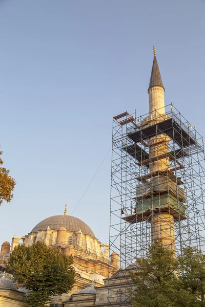 Place Beyazit et la mosquée Beyazit en rénovation du côté européen d'Istanbul, scène du soir — Photo