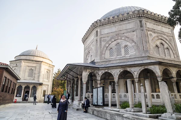 La tumba conmemorativa del legendario sultán otomano Suleiman el Magnífico y la dinastía otomana en el complejo Suleymaniye, Estambul . — Foto de Stock