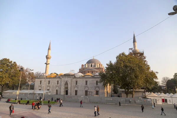 Beyazit Square i meczet Beyazit, remontowany w europejskiej części Stambułu, wieczór scena — Zdjęcie stockowe