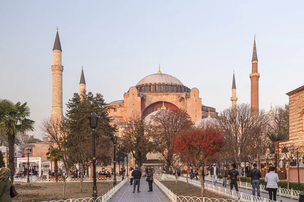 Museo Santa Sofía, uno de los monumentos más significativos de Estambul. Construida como catedral en el año 537 d.C. — Foto de Stock