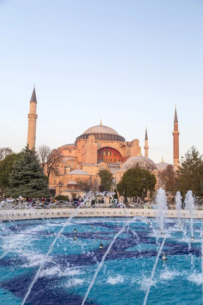 Museo Santa Sofía, uno de los monumentos más significativos de Estambul. Construida como catedral en el año 537 d.C. — Foto de Stock