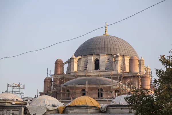 Beyazit Square i meczet Beyazit, remontowany w europejskiej części Stambułu, wieczór scena — Zdjęcie stockowe