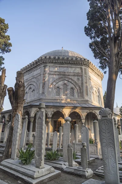 The memorial tomb of the legendary Ottoman sultan Suleiman the Magnificent and the Ottoman dynasty in Suleymaniye complex, Istanbul. — Stock Photo, Image