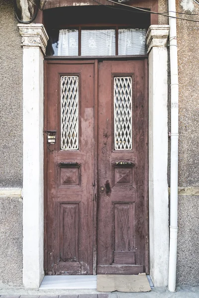 Porta envelhecida de estilo antigo, detalhe da fachada do edifício — Fotografia de Stock