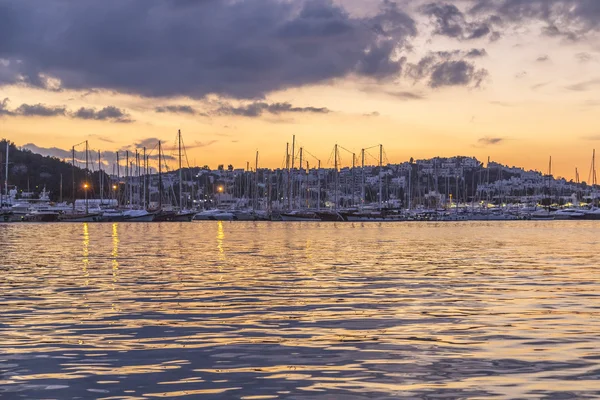 Zonsondergang scène in Bodrum, Egeïsche kust van Turkije, Turkse Rivièra — Stockfoto