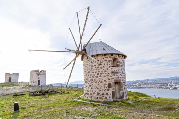 Antiguos molinos de viento de la península de Bodrum en el atardecer, costa egea de Turquía —  Fotos de Stock