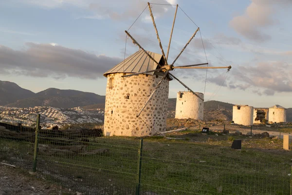 Antichi mulini a vento della penisola di Bodrum al tramonto, costa egea della Turchia — Foto Stock