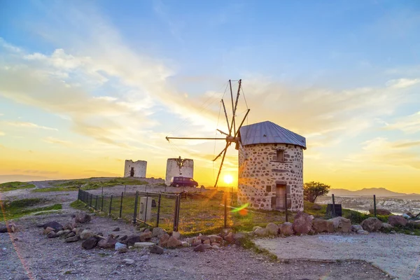 Bodrum Yarımadası gün batımı, Ege kıyılarında Türkiye'de eski yel değirmenleri — Stok fotoğraf