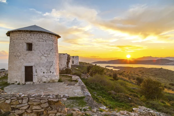 Antichi mulini a vento della penisola di Bodrum al tramonto, costa egea della Turchia — Foto Stock