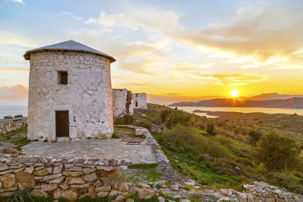 Antichi mulini a vento della penisola di Bodrum al tramonto, costa egea della Turchia — Foto Stock