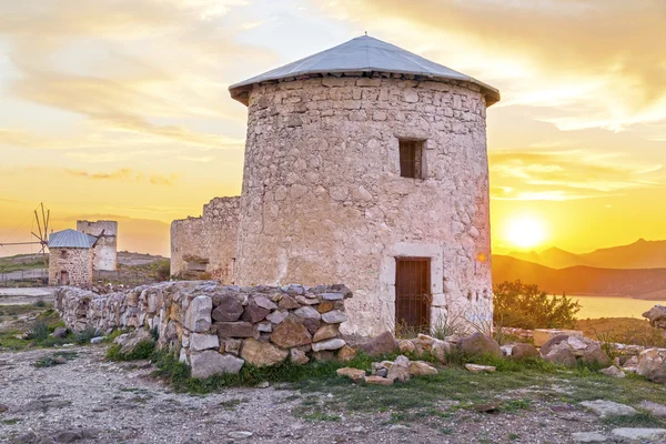 Antichi mulini a vento della penisola di Bodrum al tramonto, costa egea della Turchia — Foto Stock