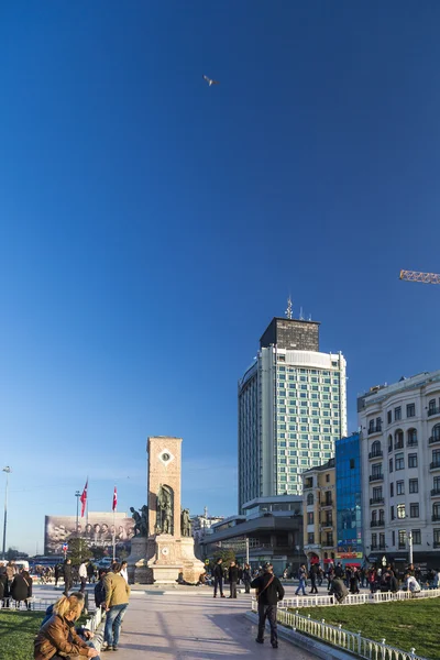 Vista da famosa Praça Taksim, Beyoglu, Istambul. A praça é o coração da cidade para os moradores e visitantes . — Fotografia de Stock