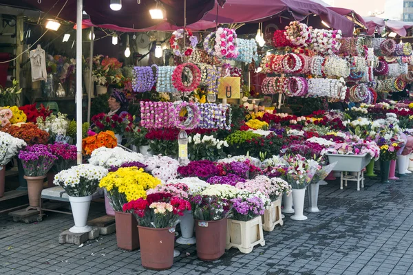 Little flower shops in Taksim Square, Istanbul — Stock Photo, Image