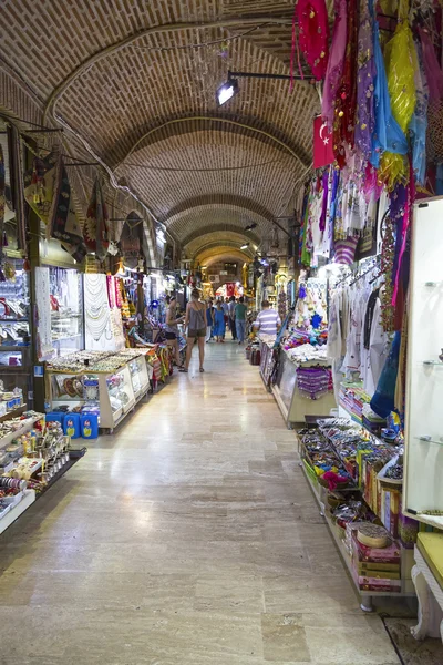 Vnitřní pohled a malé obchody na Kizlaragasi Han Bazaar, staré osmanské nakupování složitou strukturu — Stock fotografie