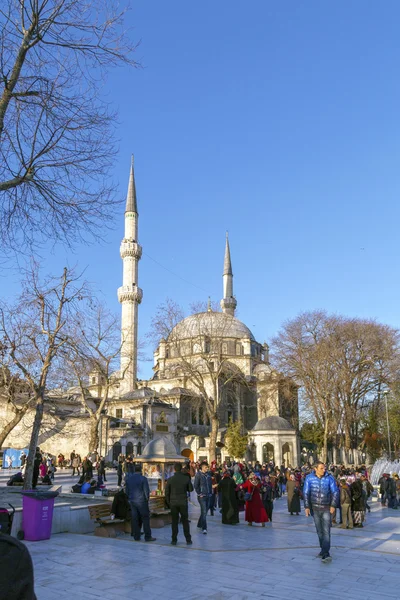 Istanbul Turkiet Februari 2016 Människor Nära Eyup Sultan Mosque Ljusa — Stockfoto