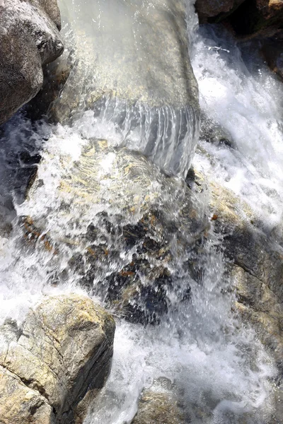 Dzikie górskie rzeki przepływającej w kanionie — Zdjęcie stockowe
