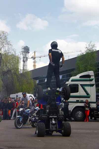 Moto estilo libre piloto de acrobacias en la plaza — Foto de Stock