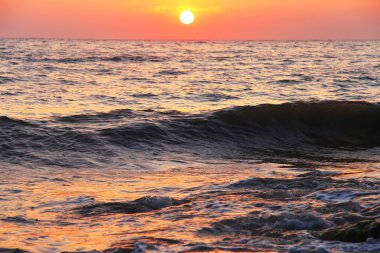 günbatımı Karadeniz ve yaz plaj üzerinde