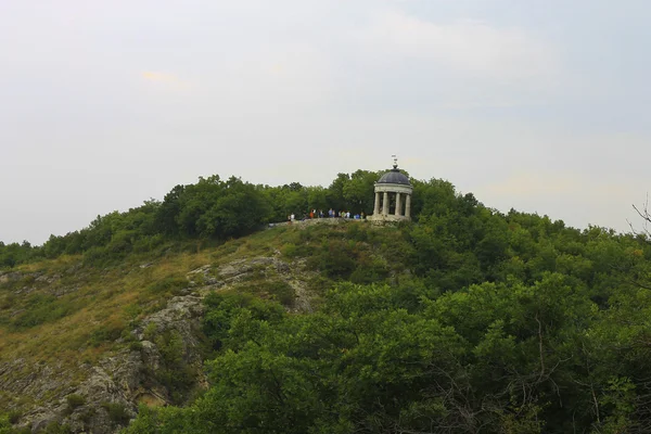 Aeolus harp im Sommer. Grenzsteine und Denkmäler in Pjatigorsk — Stockfoto