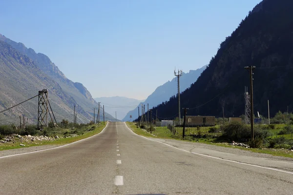 Mountain highway en landschap. North Kaukasus reizen — Stockfoto