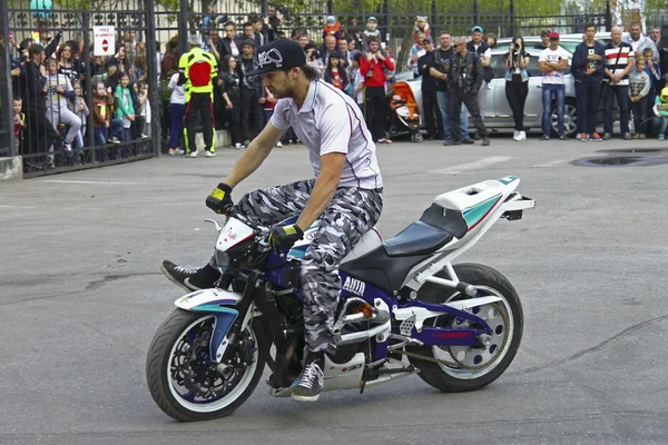 Moto free estilo piloto stunting na praça — Fotografia de Stock