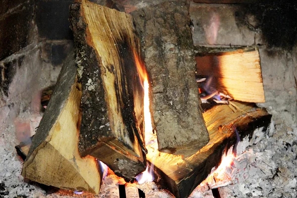 Дрова в каміні, що горить взимку — стокове фото