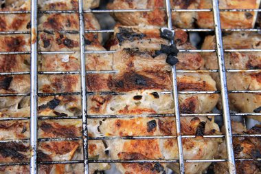 şenlik ateşi ve kömürlerin üzerinde kızarmış Barbekü