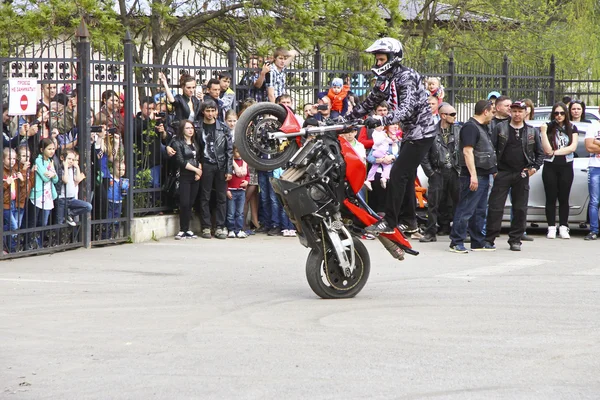 Moto estilo libre piloto de acrobacias en la plaza — Foto de Stock