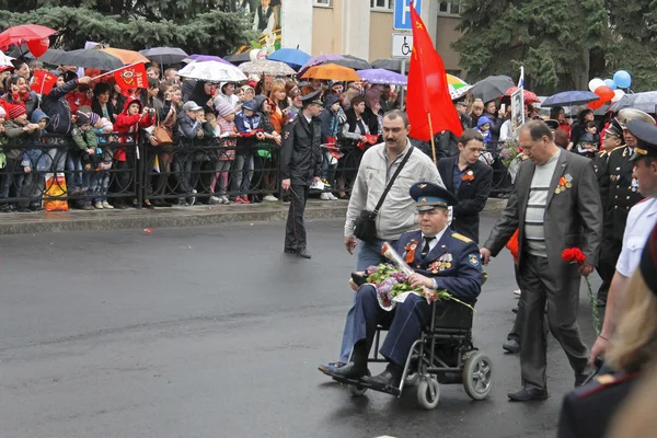 Pustelnik wewnątrz małych muszli morskich na brzegu — Zdjęcie stockowe