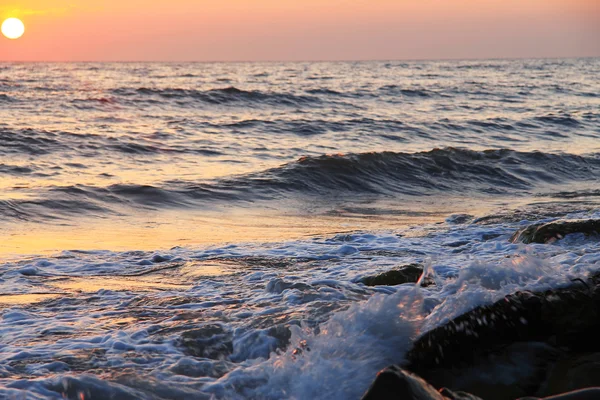 Puesta de sol sobre el mar Negro y la playa de verano — Foto de Stock