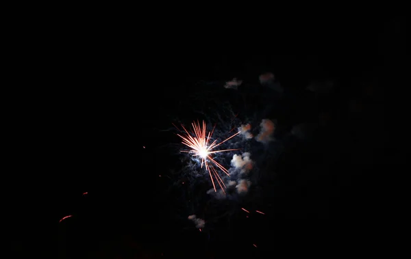 庆典烟花在黑暗的夜空 — 图库照片